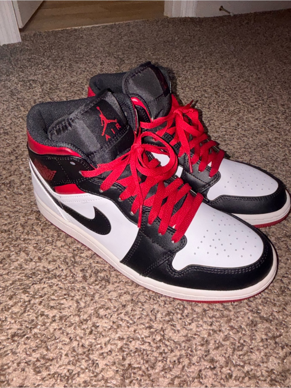 Jordan 1 Mid Top Sneakers Black/White/Red